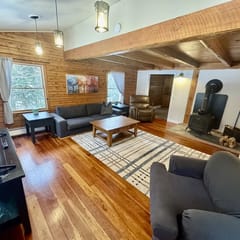 Cozy Log Cabin on the Stowe line!