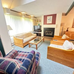 Cozy 2-bedroom Condo - Close to town!