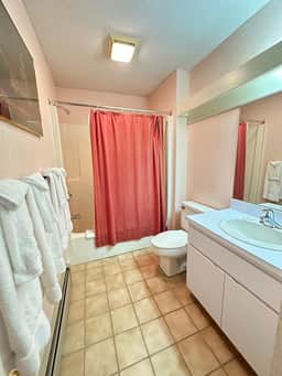 Cozy 2-bedroom Condo - Close to town!