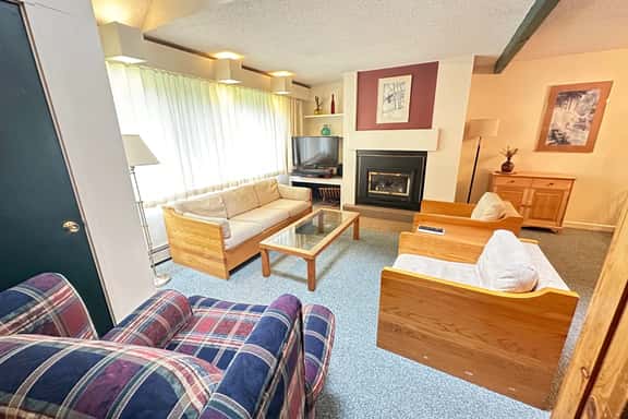 Cozy 2-bedroom Condo - Close to town! - Image 1