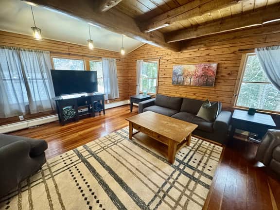 Cozy Cabin on the Stowe line!