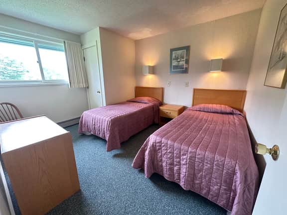 Cozy 2-bedroom Condo - Close to town!