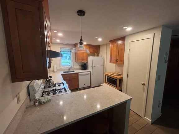 Cozy 2-bedroom Condo - Close to town!