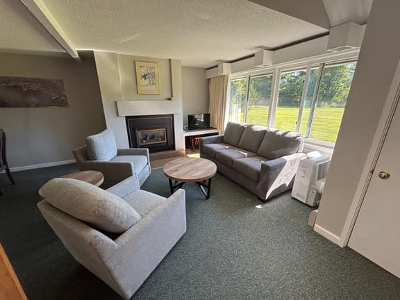 Stowe Condo with hot tub, pools, tennis courts!